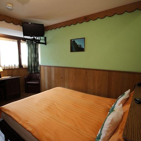 ברויל-קרוויניה Hotel Meynet מראה חיצוני תמונה